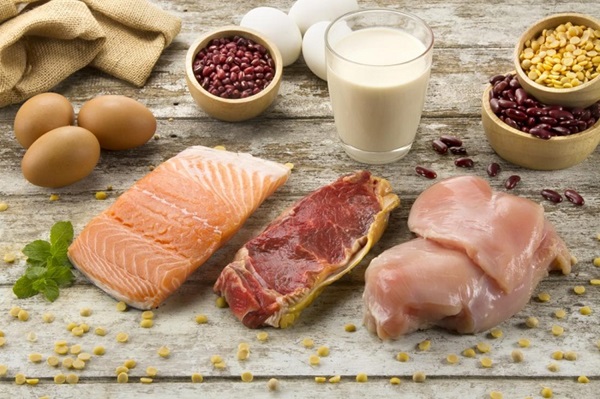 Tăng dần lượng protein và theo dõi phản ứng của cơ thể