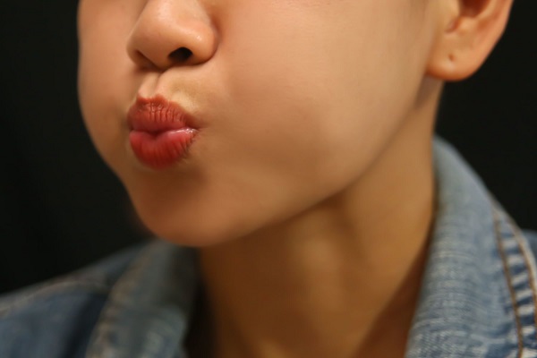 Bài tập chu môi (Fish Face/Duck Face)